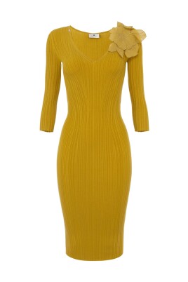 robe-cotelee-avec-detail-fleur