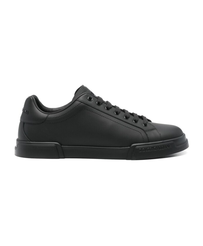 baskets-noires-lacets-semelle-plate