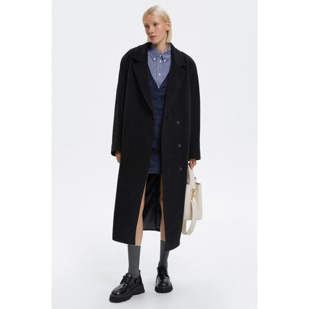 Estro Zwarte getailleerde jas voor dames met brede revers Er00116044 Black Dames