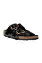 chaussons-noirs-en-cuir-avec-boucle