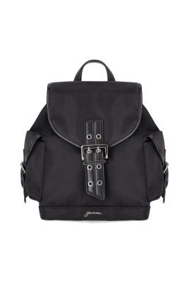 svart-nylon-liten-ryggsack-med-magnetisk-stangning