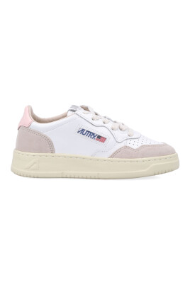 sneakers-basse-en-cuir-avec-bout-perfore