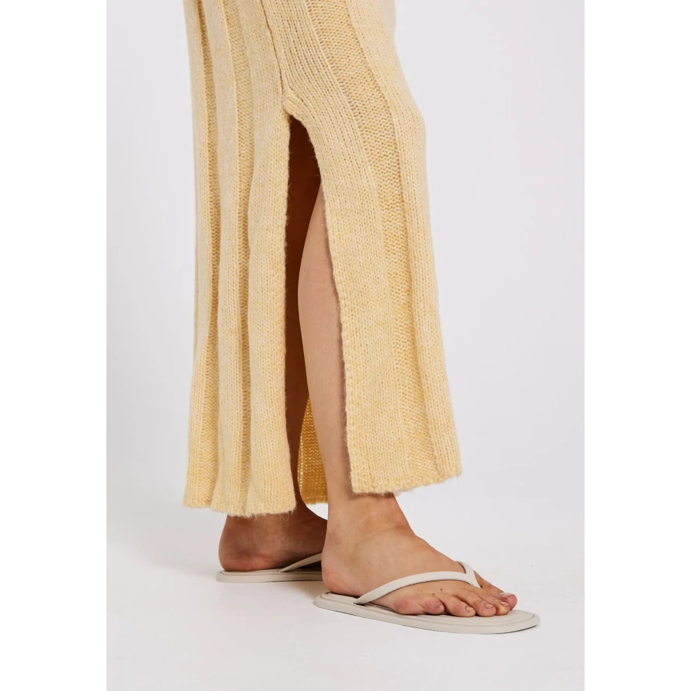 Norr Ribgebreide Fuscia Jurk met Zijsplit Beige Dames