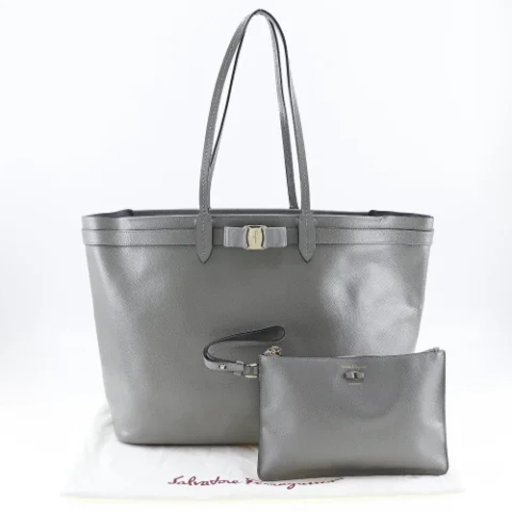 Salvatore Ferragamo Pre-owned Leather shoulder-bags Gray Dames