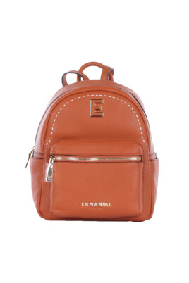 sac-a-dos-marron-avec-logo-frontal