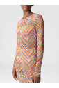 robe-longue-en-tulle-a-manches-longues-chevron-multicolore