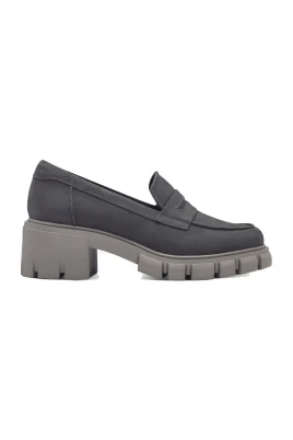 Klassiska grå loafers