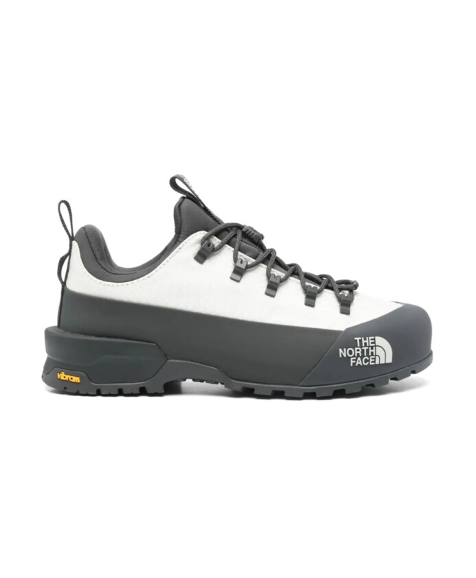 chaussures-blanches-a-lacets-et-semelle-vibram
