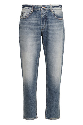 baggy-jeans-with-back-logo-label