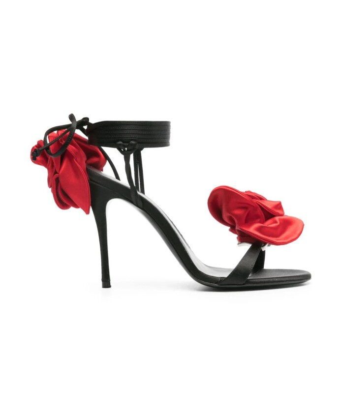 sandales-a-talons-hauts-en-satin-noir-et-fleur-rouge