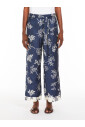 pantalon-en-soie-bleue-a-motif-imprime