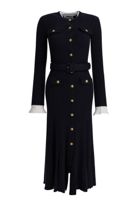 robe-midi-en-tricot-bleu-avec-silhouette-evasee