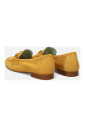 mocassin-en-daim-jaune-fonce