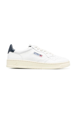 sneakers-en-cuir-blanc-avec-talon-bleu-marine