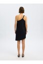 robe-noire-a-une-epaule-drapee