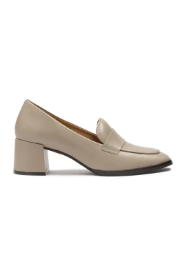 Klassiska läderpumps i taupe färg