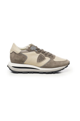 sneakers-taupe-beige-avec-details-du-logo