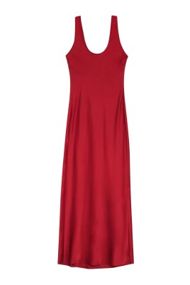 robe-longue-en-soie-rouge