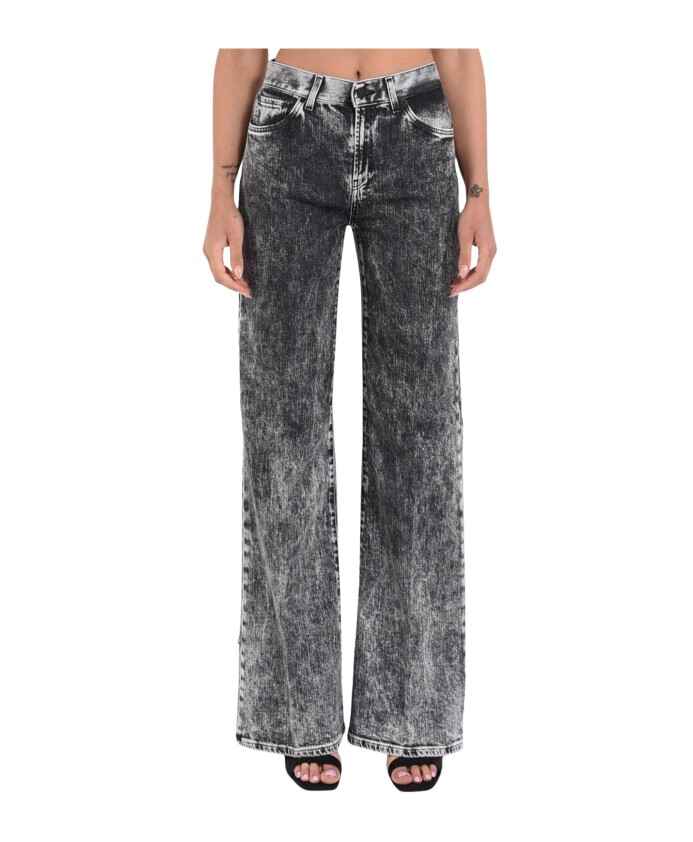 wide-leg-jeans-model-amber