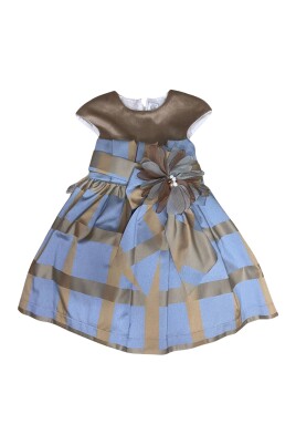 elegant-beige-klanning-med-blomsterapplikation