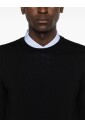 pull-noir-avec-col-rond