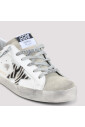 sneaker-classique-pour-un-look-de-superstar