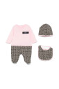 ensemble-monogramme-avec-grenouillere-bavoir-et-casquette