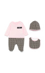 ensemble-monogramme-avec-grenouillere-bavoir-et-casquette