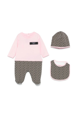 ensemble-monogramme-avec-grenouillere-bavoir-et-casquette