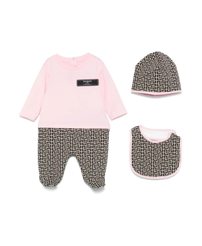 ensemble-monogramme-avec-grenouillere-bavoir-et-casquette