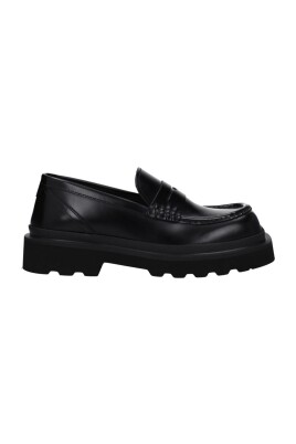 black-leather-loafers-with-square-toe