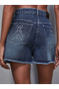 shorts-en-denim-bleu-a-taille-basse-avec-chaines-en-strass