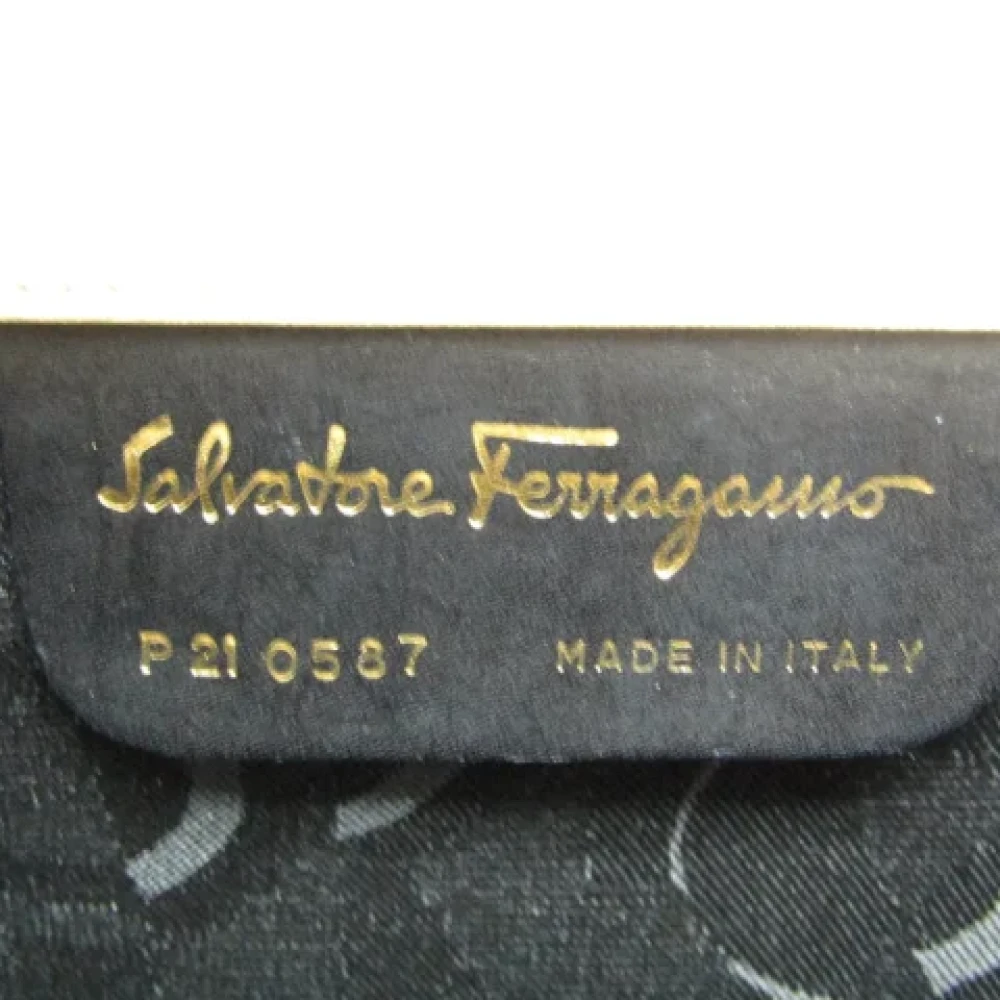 Salvatore Ferragamo Pre-owned Leather shoppers Beige Dames