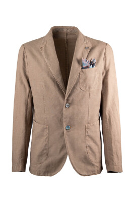 veste-en-lin-beige-avec-mouchoir-decoratif
