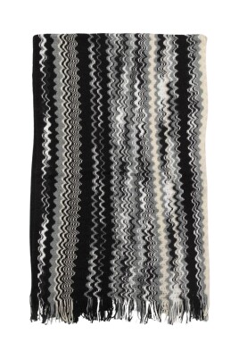 echarpe-noire-a-franges-zigzag-tricotee