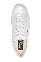 baskets-blanches-avec-details-de-marque