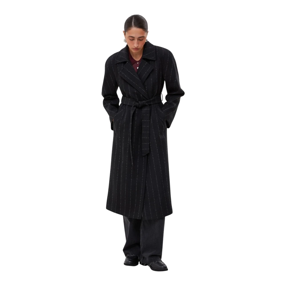 Estro Lange Zwarte Gestreepte Mantel Met Riem Black Dames