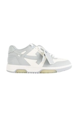 sneakers-grises-et-blanches-avec-logo-en-cuir