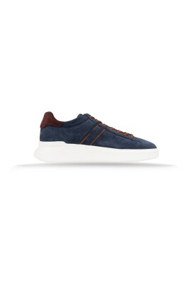 baskets-homme-en-daim-a-lacets