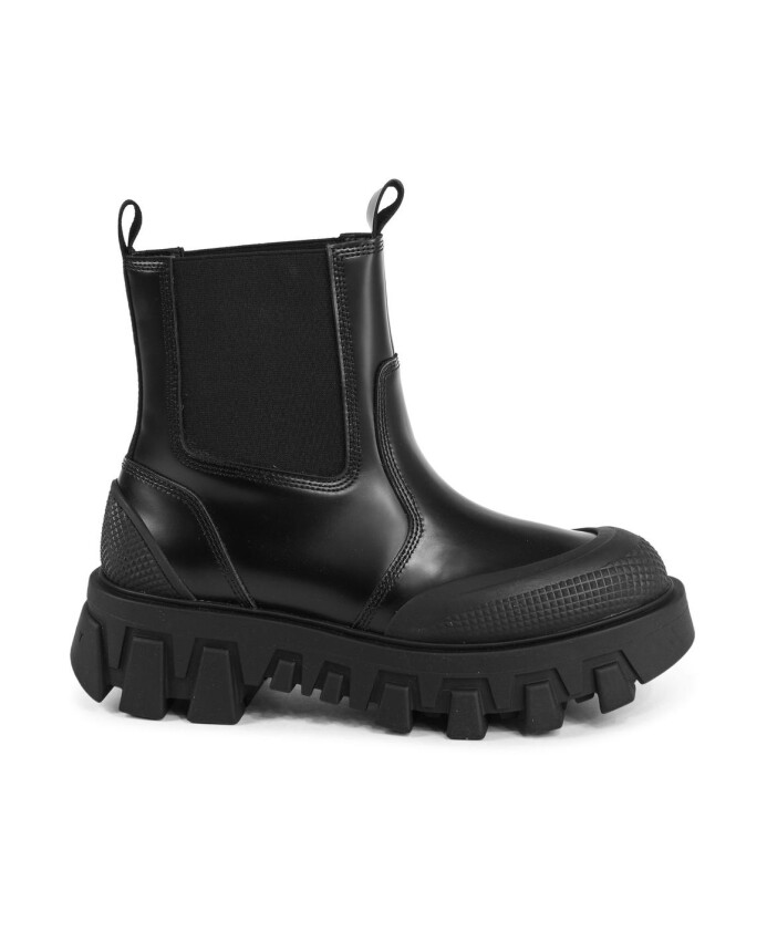 bottes-noires-en-cuir-a-semelle-crantee