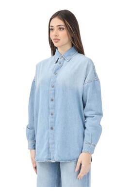 lyse-denimskjorte-med-saenkede-skuldre