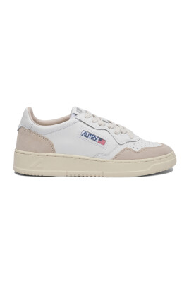 sneakers-blanches-avec-style-des-annees-80