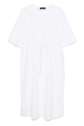 robe-blanche-manches-courtes-silhouette-elegante