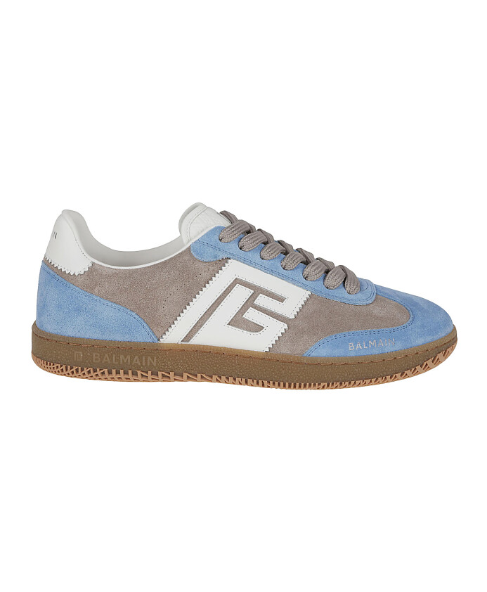 blauwe-sneakers-met-vetersluiting