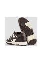 chokladbruna-sneakers-med-beige-detaljer