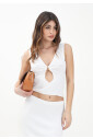 haut-elegant-blanc-avec-boucle-de-logo-doree