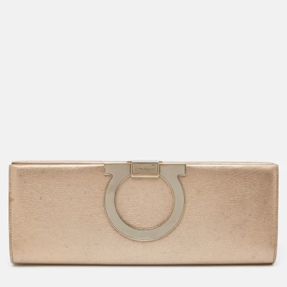 Salvatore Ferragamo Pre-owned Leather clutches Beige Dames