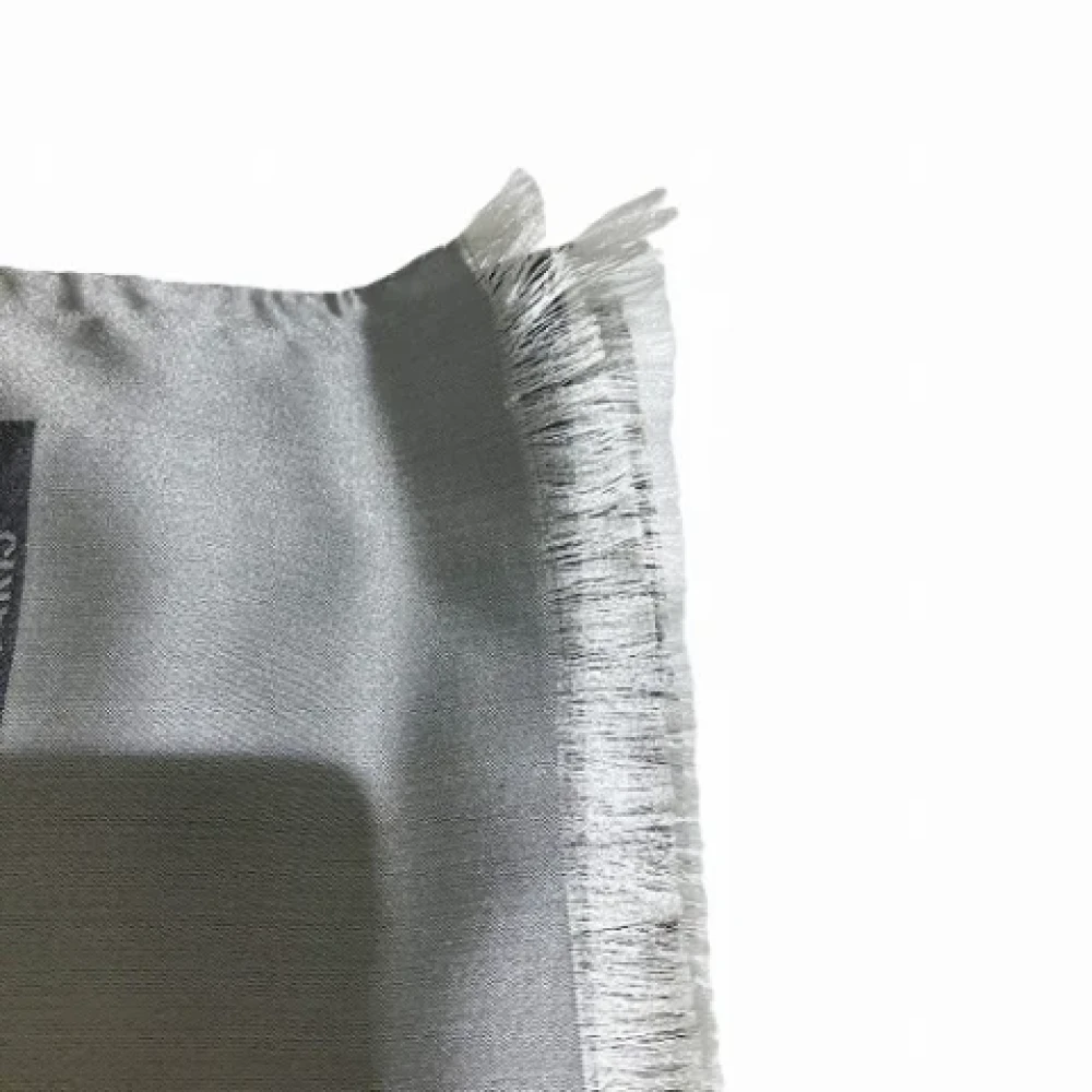 Louis Vuitton Vintage Pre-owned Silk scarves Gray Dames