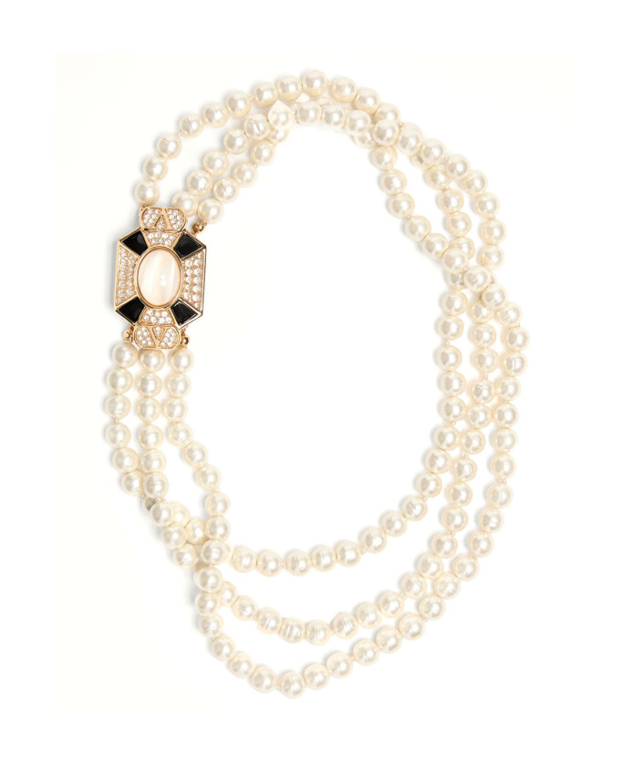 elegant-silver-necklace-with-unique-design