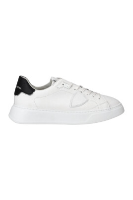 sneakers-minimalistes-noires-et-blanches